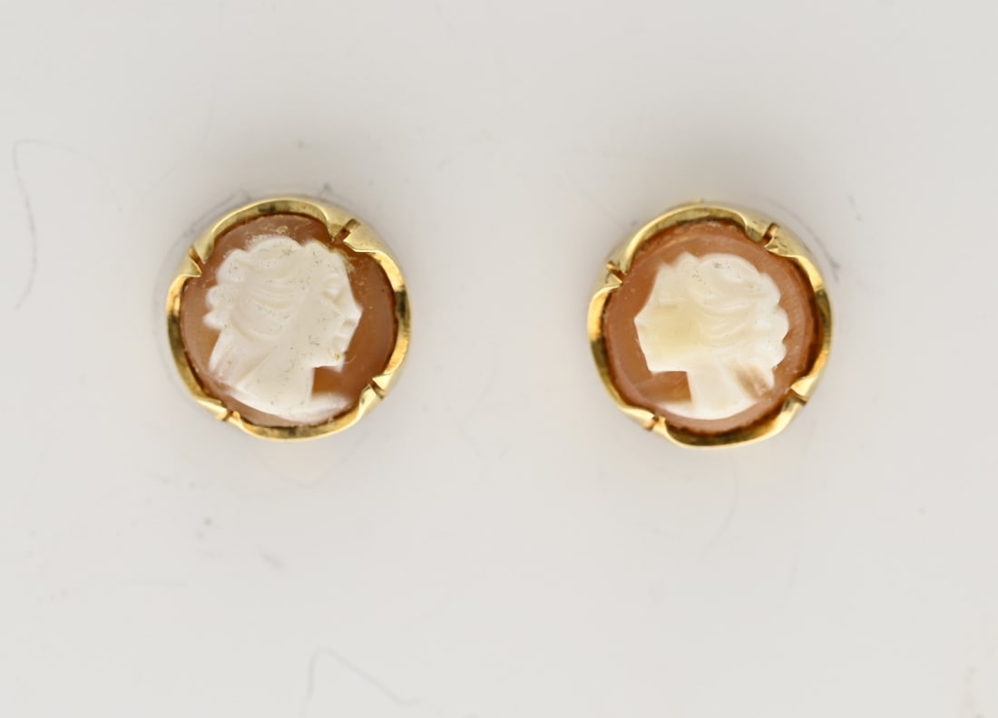 Gold stud earrings with cameo: Yellow gold stud earrings, 585/000, with shell cameo. Round stud earrings with a scalloped edge and a round shell cameo. ø 8 mm. Approx. 2.0 grams. In good condition.