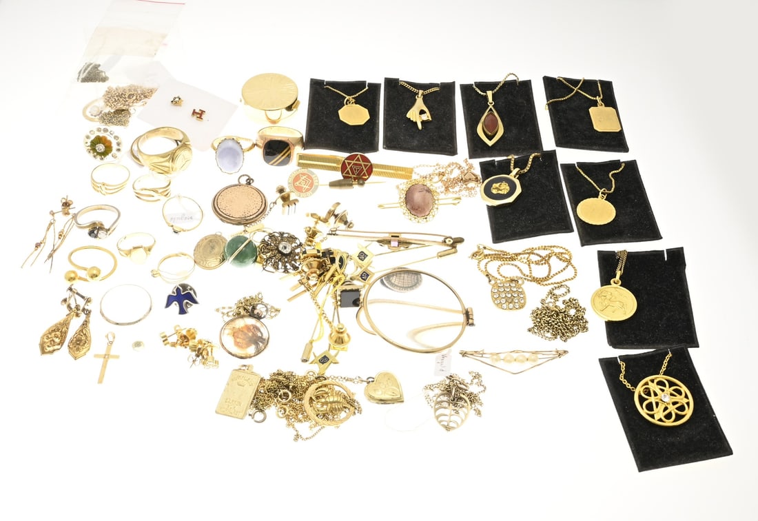 Big lot double: Large lot of double jewelry with various rings, earrings, pendants, various necklaces, and pins. In reasonably good condition.