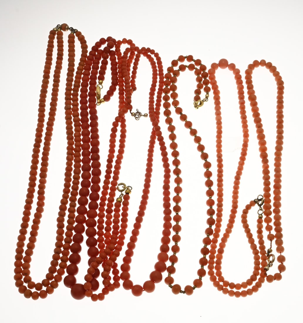 Lot of blood coral: Lot of round red corals, ø 3.5-9mm. 7 strands with round beads. Total approx. 118 grams. In good condition.