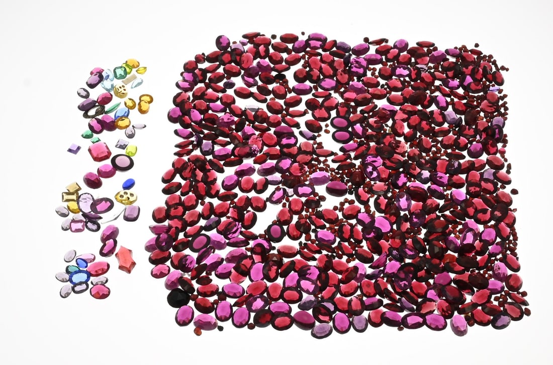 Lot of gemstones: Large lot of gemstones including (glass) garnets and various colored stones, glass and gemstones. Various sizes and various cuts. Total approx. 196 grams. In good condition.