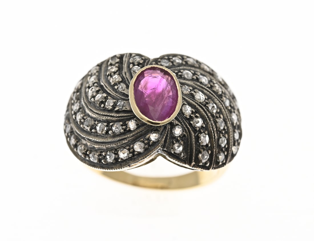 Gold ring with diamond and ruby: Yellow gold ring, 585/000, with ruby and diamonds. Ring with a silver head in a bow shape set with bands of rose-cut diamonds. In the center of the ring sits an oval faceted ruby stone set in a