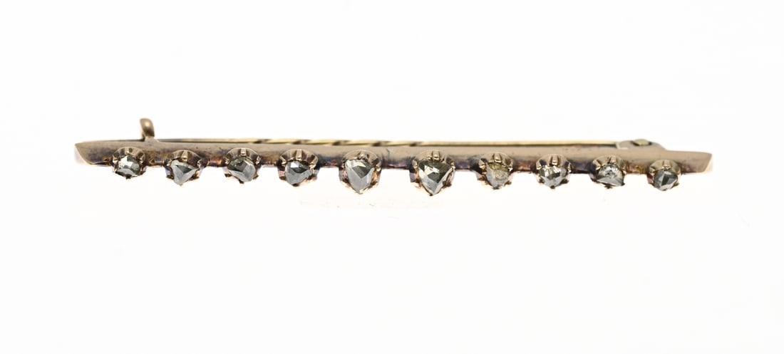 Gold bar brooch with diamonds: Elegant bar brooch, 585/000, with diamonds. Bar brooch with 10 settings set with 10 antique-cut diamonds. Graduating in size ø 2-3 mm. Length 52 mm. Approx. 4.3 grams. In good condition.