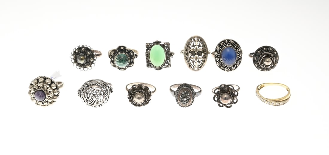 Lot with 11 silver rings: Loit with 11 silver rings, with various stones and Zeeland buttons. Total approx. 42 grams. And a base metal ring with a purple stone.