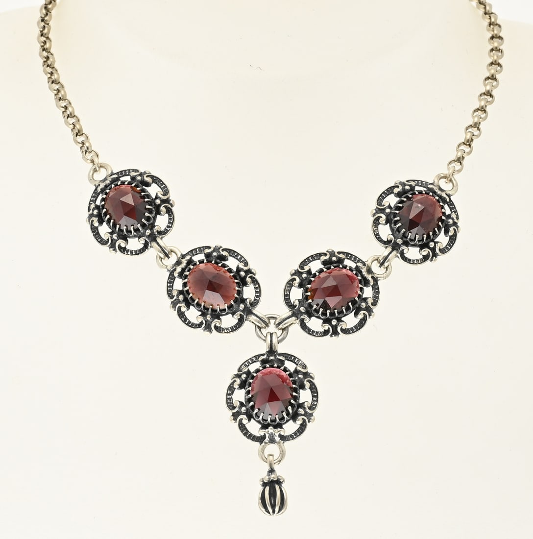 Silver choker with garnet: Silver choker, 835/000, with garnet. Jasseron necklace with 5 oval, elaborate settings set with an oval, faceted garnet stone. Length 40 cm. Total approx. 21 grams. In good condition.