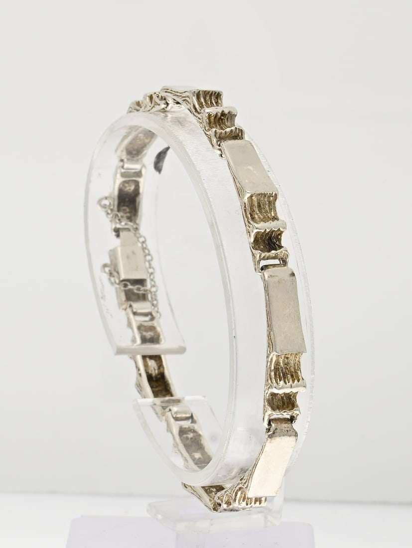 Finnish silver bracelet: Beautiful silver bracelet, 925/000, with rectangular links featuring a brushed finish. Width 5.5 mm. Length 18 cm. Approx. 17.5 grams. With box clasp and safety catch. In good condition.