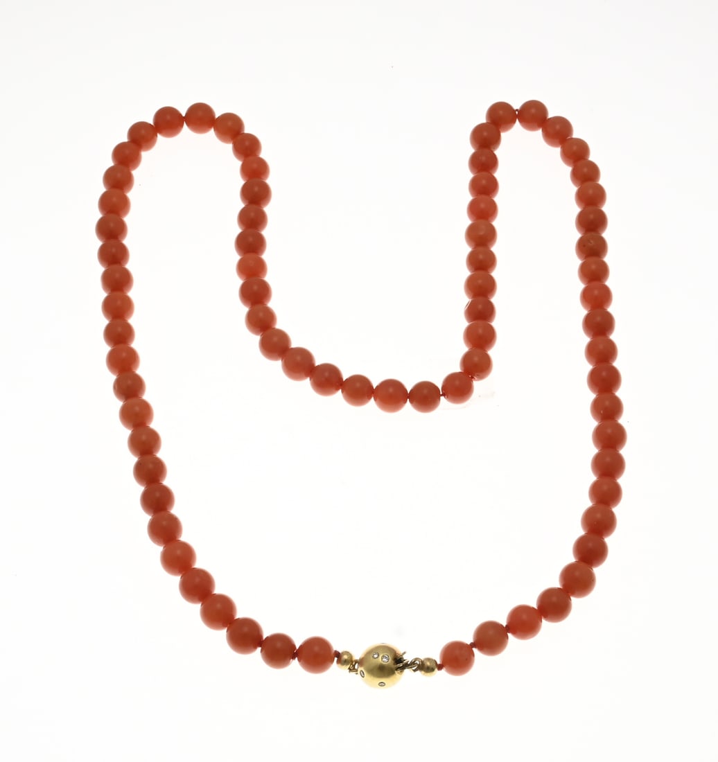 Necklace of red corals with gold and diamonds: Necklace of round blood coral, ø 6.5 mm, attached to a yellow gold ball clasp, ø 8 mm, with 10 cut diamonds. Length 48 cm, approx. 30 grams. In good condition.