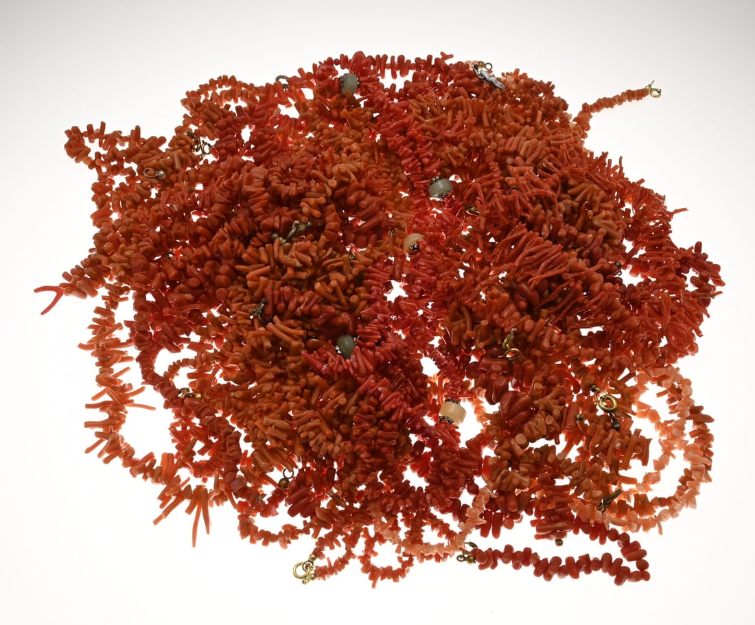 Lot of blood coral: Lot of red corals, more than 20 strands and bracelets with twig coral. Total approx. 750 grams. mm. In good condition.