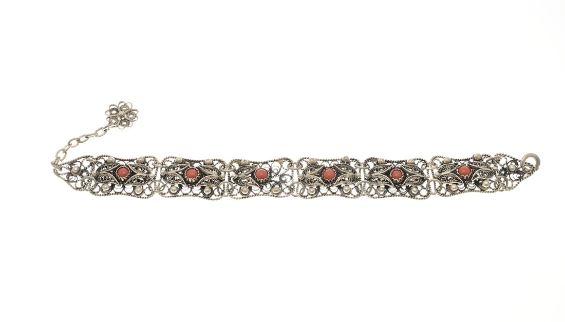 Silver bracelet with blood coral: Silver bracelet, BWG, with filigree links featuring spheres and leaf decoration and a round setting with blood coral. Length 19.5 cm. Approx. 28.4 grams. 2 leaves are missing, otherwise in good