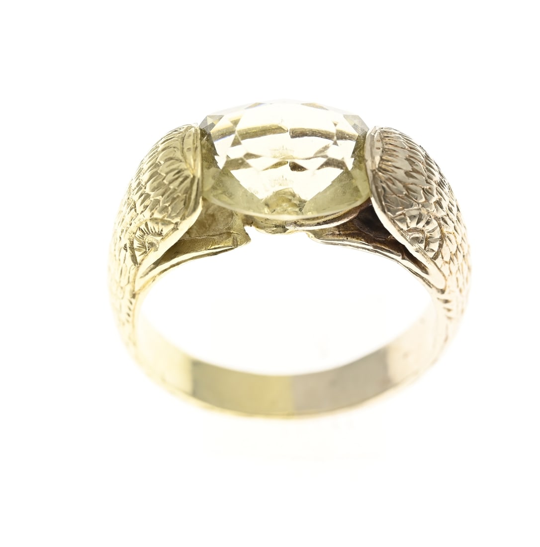 Gold ring with citrine: Yellow gold ring, 750/000, with citrine. Ring with a band featuring 2 engraved snakes within the band, enclosing the oval-faceted citrine stone. Width 9.5 mm. Setting incomplete, stone somewhat