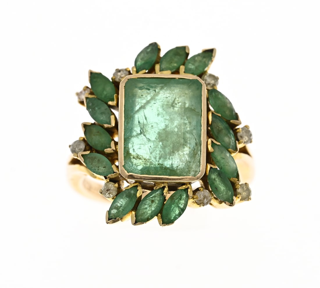 Gold ring with emerald and diamond: Substantial yellow gold ring, 750/000, with emerald and diamond. Ring with an emerald-cut stone in the center, surrounded by 14 marquise-cut emeralds and 8 brilliant-cut diamonds. Head size