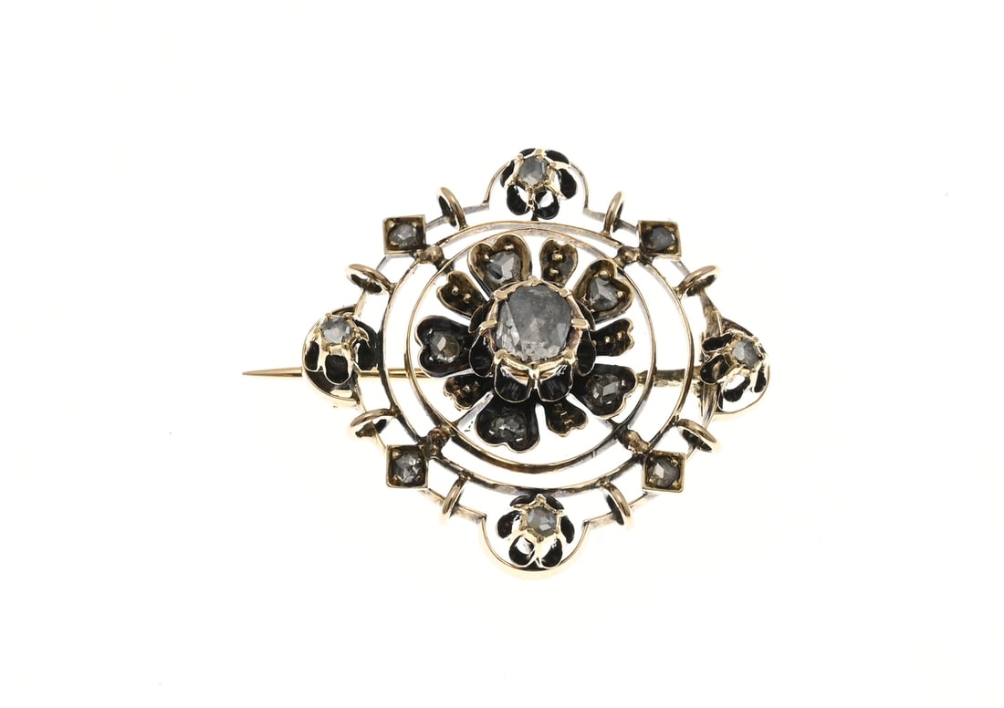 Gold pendant/brooch: Yellow gold brooch, 585/000, in an openwork rhombus shape and set with various antique-cut diamonds. 28x27mm. Approx. 4.7 grams. In good condition.