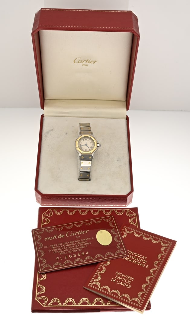 Cartier watch, Santos, with box and papers: Vintage Cartier ladies' watch, Santos, steel with gold, fitted with an octagonal bezel. Case width 26 mm, length 20 cm. Signs of wear and play in the strap. Case number: 187903, 12815. With box and