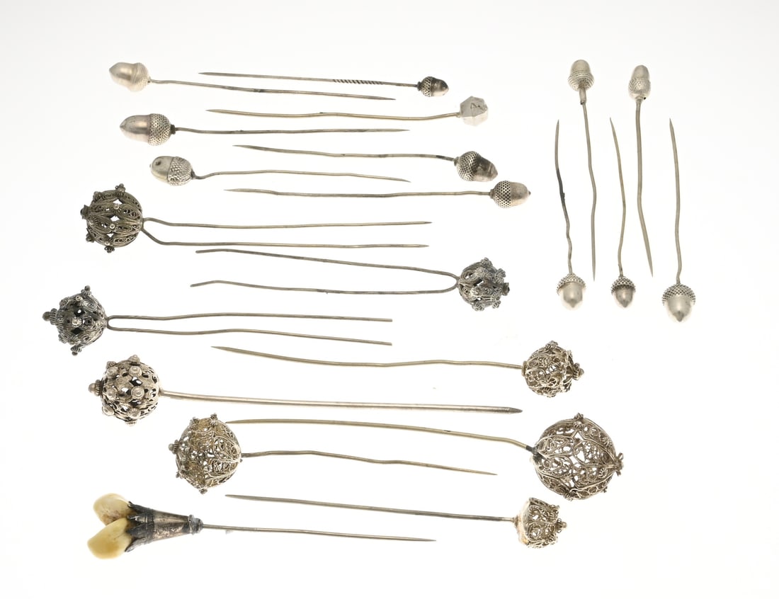 Lot of hairpins: Large lot of hairpins featuring acorns, openwork decoration, and green stones. Some made of a silver-containing alloy. In reasonably good condition.
