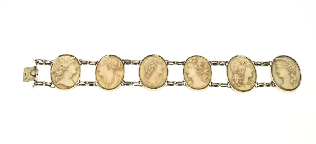Bracelet with cameo: Silver bracelet, 900/000, with cameos. Bracelet with 6 large oval links set with a white cameo. Fitted with a box clasp. And residual gold plating. Length 20.5 cm. Width 31.5 mm. Approx. 53 grams. In