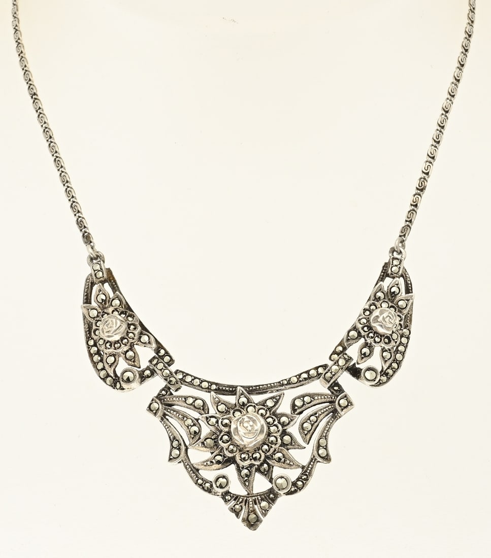 Antique silver choker with marcesite: Antique silver choker, 925/000, with marcesite. Silver S-necklace with 3 hinged elements in a V-shape in the center. Decorated with small roses and openwork set with marcesite stones. Length 43 cm.