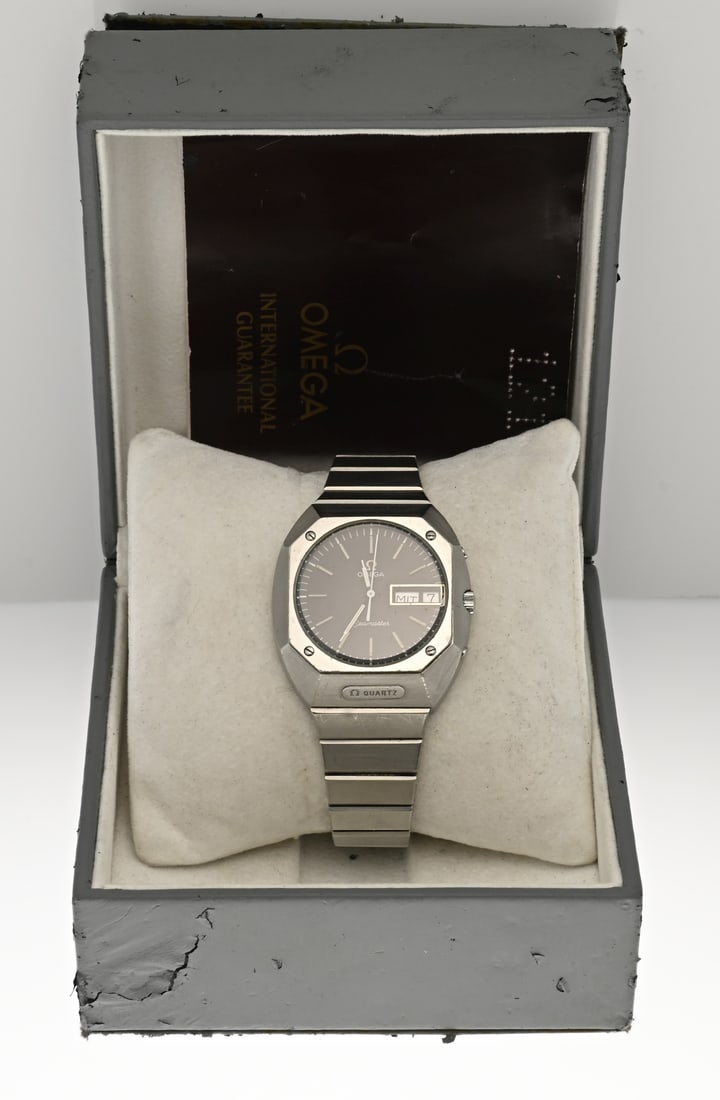 Vintage Omega watch: Beautiful Omega Seamaster watch, steel, with a contoured case and steel bracelet. With day and date display. Quartz. Case width 37.5 mm. Length 20 cm. Watch number: 196 0054. With box and warranty cer