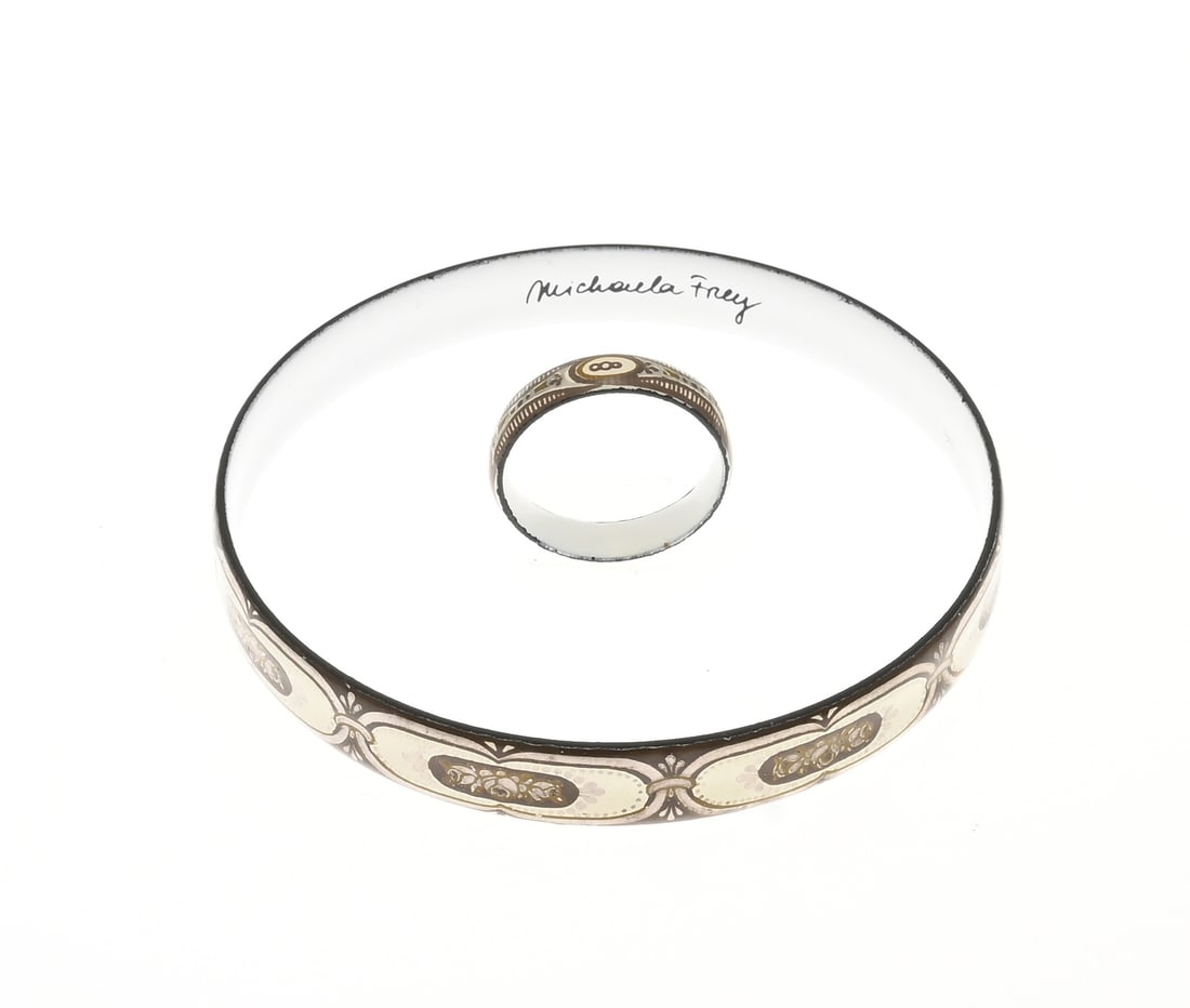 Bracelet & ring, Michaela Frey: Beautiful jingle band and band ring with white interior and floral elements with brown, silver, and white enamel. Marked Michaela Frey. Width 8.5 mm. ø 62 mm. Ring width 4.5 mm. ø 53. In very good