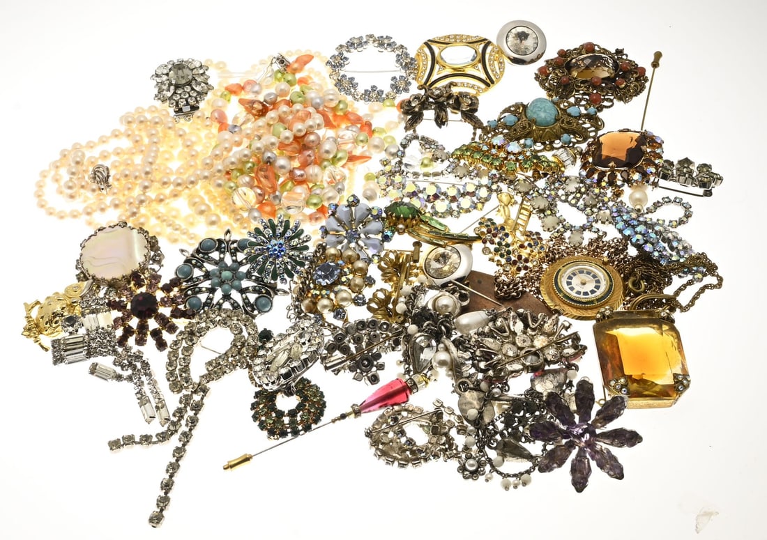 Lot of various jewelry: Small box with various pieces of jewelry, including pearls, a pocket watch, and various brooches. In good condition.