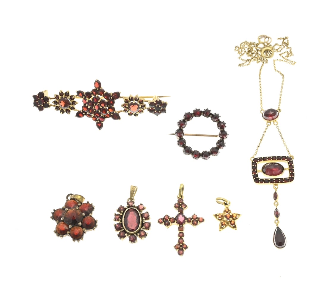 Lot of garnet jewelry, 7x: Lot of 7 pieces of jewelry with garnet stones, gold-plated and double jewelry with 4 pendants (cross, star, and rosette), 2 brooches, and a choker, Art Deco style. Bar brooch missing a single stone, o