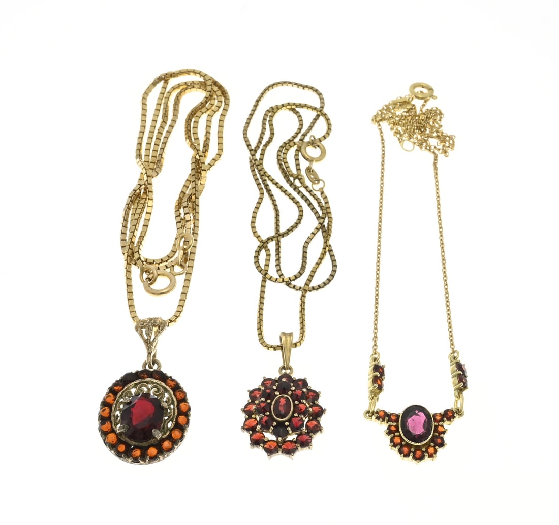 Lot of double garnet jewelry: Lot of silver-plated necklaces featuring an oval rosette pendant with garnets. One necklace features a fixed element with a half rosette with garnets. In good condition.