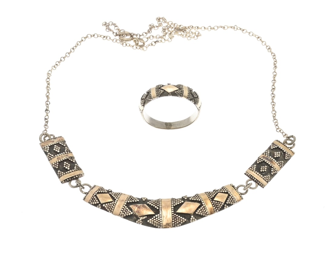 Silver with gold choker and ring, India: Silver choker and ring, 925/000, with gold elements, 916/000. India. Ring and choker decorated with grains and diamond-shaped and rectangular gold elements. Total approx. 12 grams. In good condition.