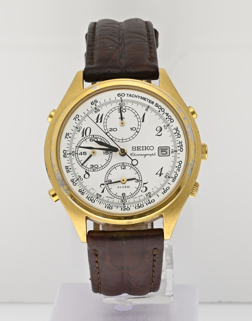 Seiko chronograph leather strap: Seiko chronograph watch with double case, ø 39 mm. With date, alarm, and tachymeter. Fitted with a brown leather strap. Case number: 7T32-7C60 661551. Quartz. Working. In good condition.
