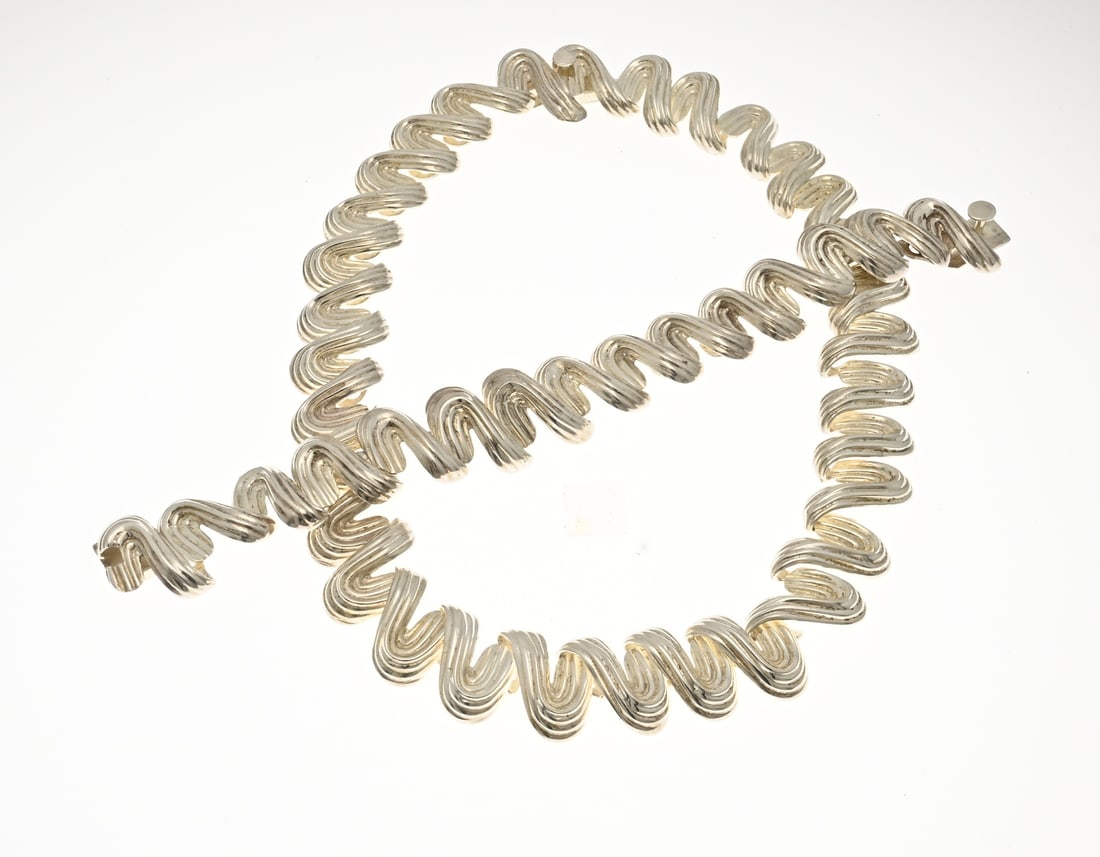 Set with silver necklace and bracelet: Set with silver necklace and bracelet, 925/000, with a wavy design, attached to a box clasp. Mexico. Width 19 mm. Lengths 42 and 19 cm. Total approx. 133.6 grams. In very good condition.