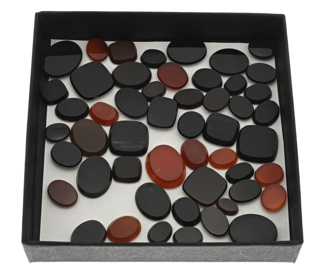 Lot of onyx and carnelian stones.: Large lot of approx. 50 carnelians and onyx stones, flat oval, rectangular, and square cut stones. Approx. 30 grams. New.