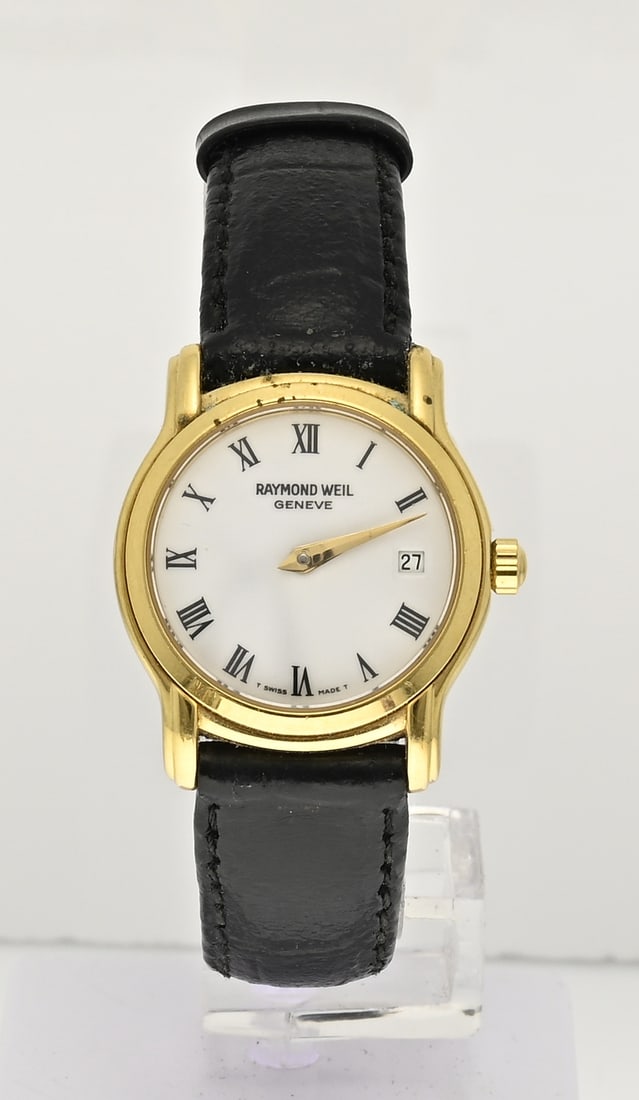 Raymond Weil watch: Raymond Weil ladies' watch, with a round gold-plated case, a white dial, with date and Roman numerals. Sapphire crystal. Mounted on a black leather strap. Case diameter 24 mm. Quartz.