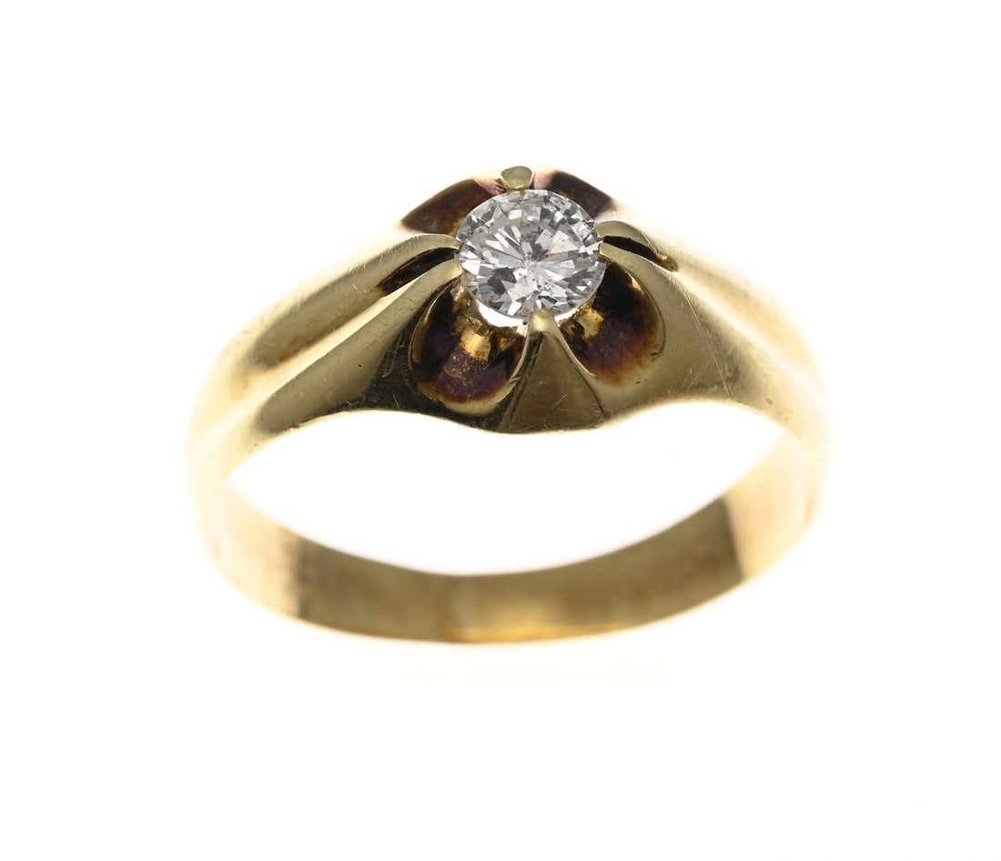 Gold ring with diamond: Yellow gold ring, 585/000, with a brilliant-cut diamond, approx. 0.35 SI/P. Head width 9.5 mm. ø 56. approx. 2.7 grams. In good condition.