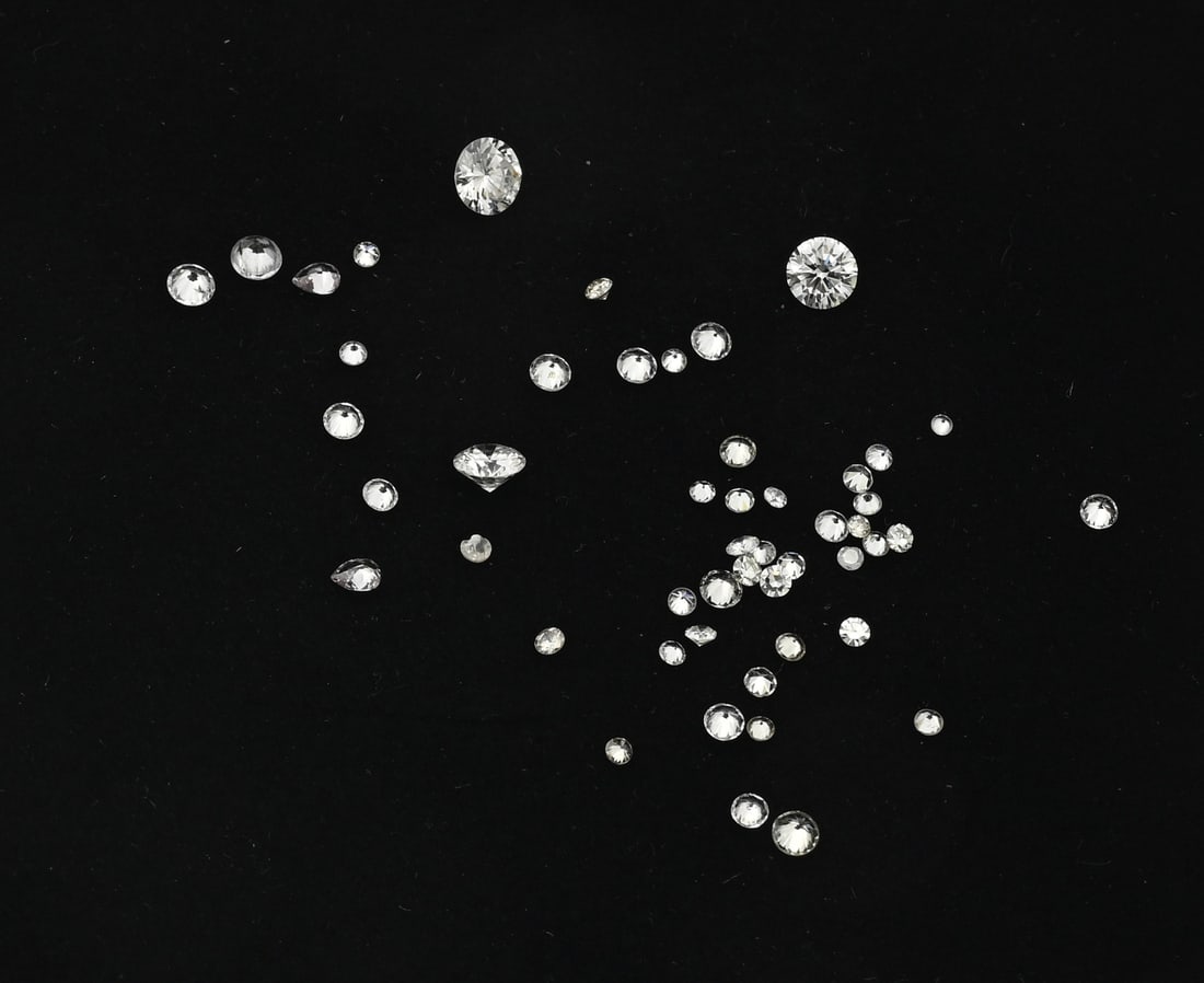 Diamonds: Lot of loose diamonds, brilliant cut, including pink pear-shaped. 0.01-0.20 ct. Total approx. 2.25 ct.