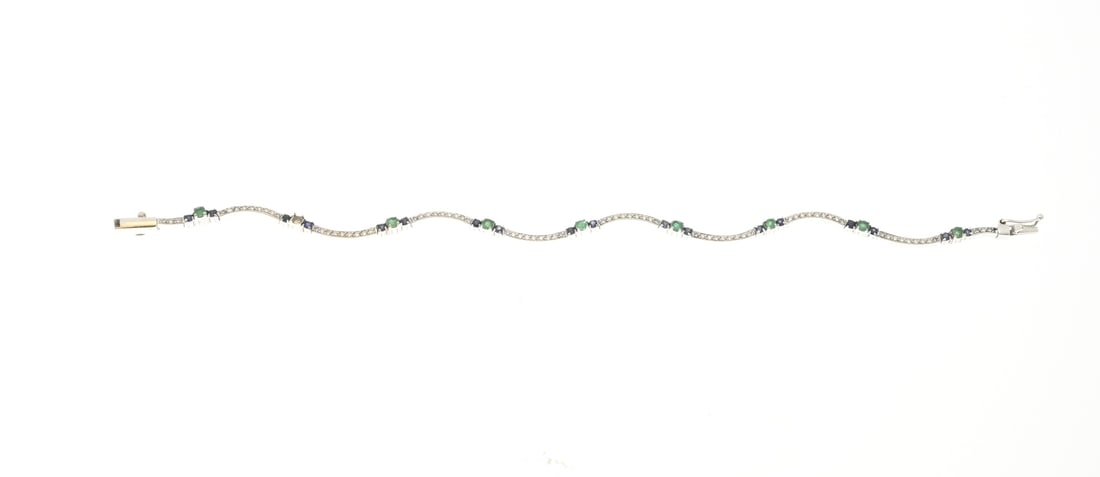 White gold bracelet with diamond and emerald: Elegant white gold bracelet, 750/000, with diamond sapphire and emerald. Bracelet with curved links, width 2 mm, set with brilliant-cut diamonds and interspersed elements with 2 sapphires and an emera