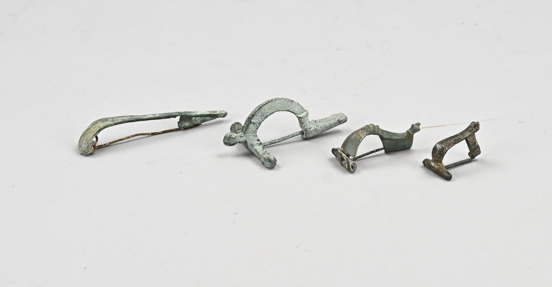 4x Roman fibula (archaeological find): 4x Roman bronze fibula (brooch). Dimensions: 3 - 8.5 cm. In good condition.