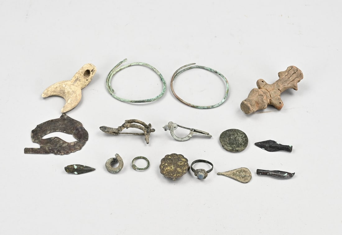 Lot of various archaeological finds: Lot of various archaeological finds. Including: bronze, pottery. Roman + later. Size: 4 - 8 cm. In good condition.