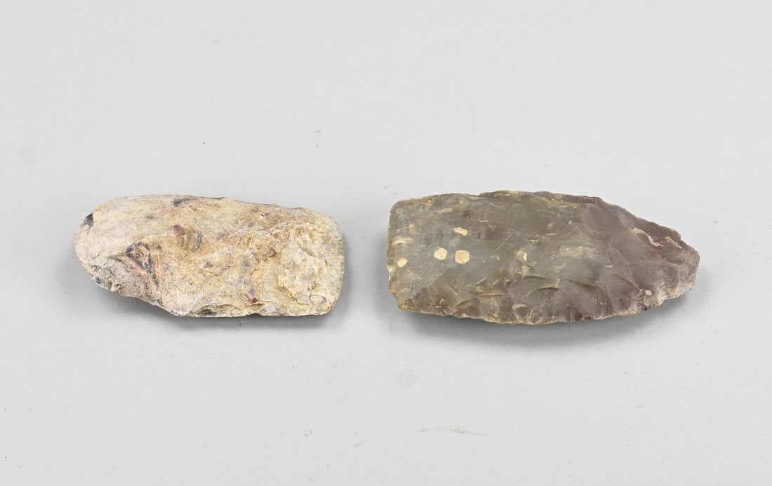 2x Flint hand axe (archaeological find): Two flint hand axes. Archaeological find. Age? Dimensions: 10.5 - 12.5 cm. In good condition.