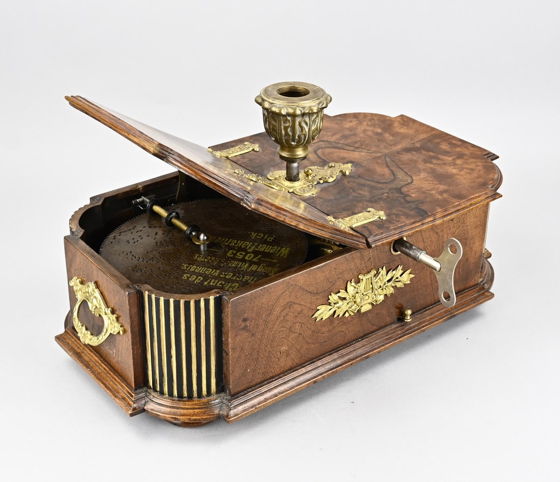 German music box, 1900: Beautiful antique German burr walnut Eckhardt Stuttgart music box with rotating stand. Circa 1900. Dimensions: 31 x 46 x 28 cm. In very good and working condition.