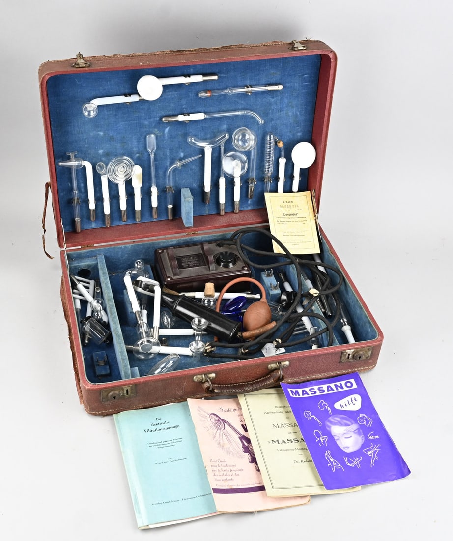 Electric massage device, 1930: Antique electric massage device of the brand Conzentra. Germany. Comprehensive version, with instruction manual. Circa 1930. Dimensions: 52 x 37 x 13 cm. In good condition.