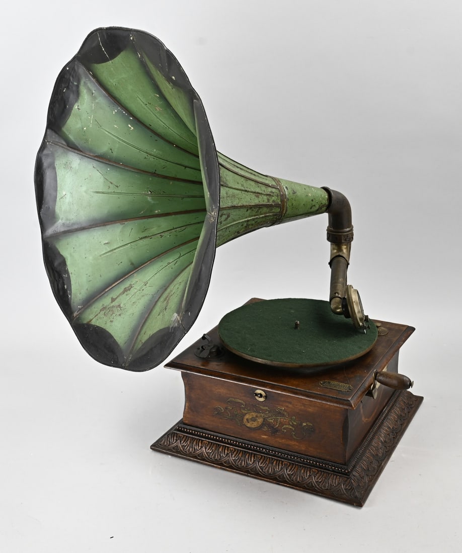Antique gramophone (1 of 1)