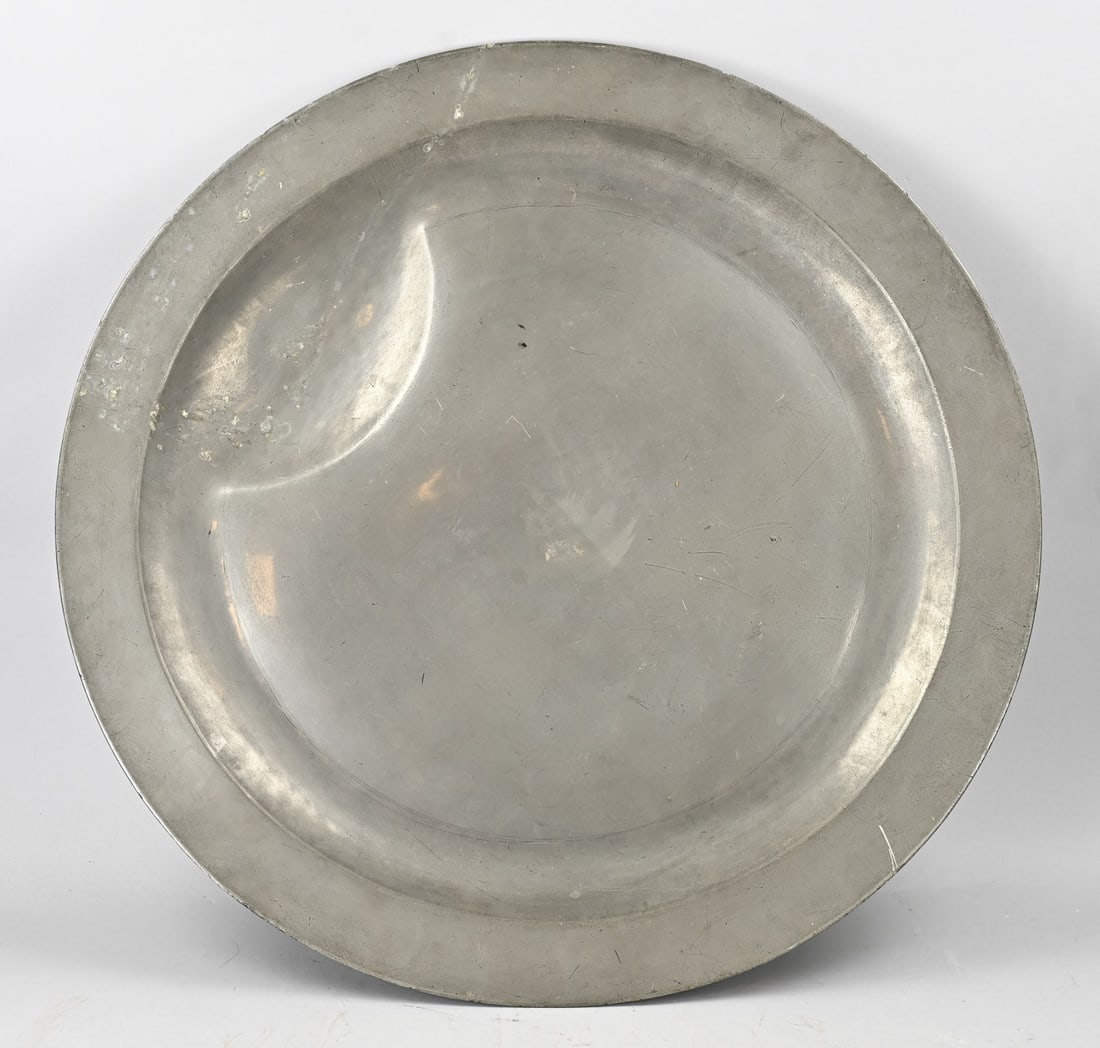 Large pewter meat plate Ø 78 cm.: Rare and very large 18th-century English pewter meat platter. Bearing London hallmarks. Dimensions: Ø 78 cm. In good condition.