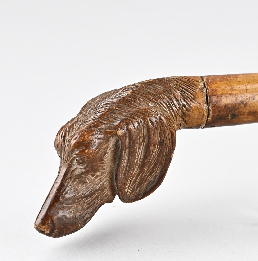 Walking stick (hunting dog), L 91 cm.: Antique wooden walking stick with hunting dog head. Circa 1900. Dimensions: L 91 cm. In good condition.