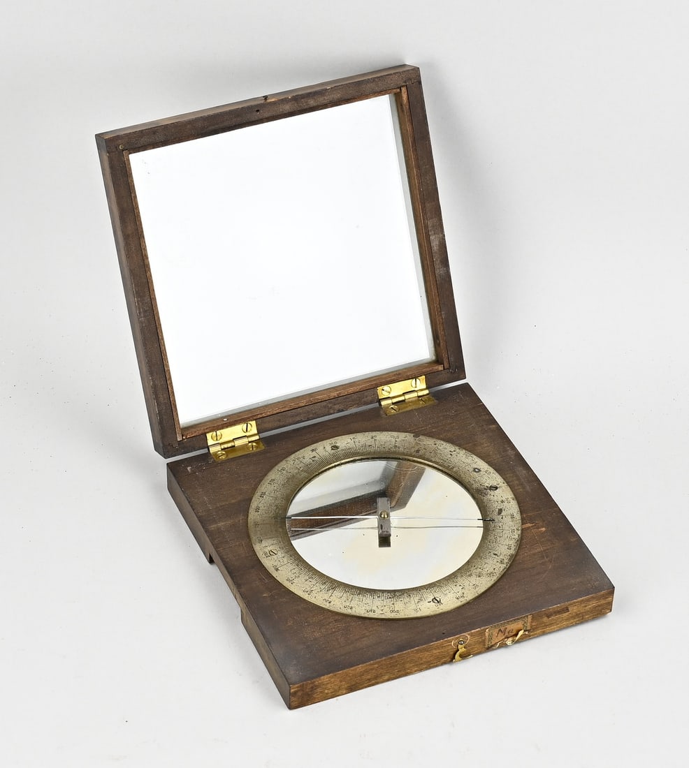 Antique compass, 1900 (1 of 1)