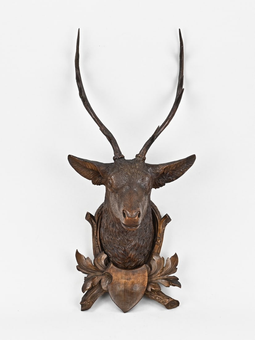 Wood-carved deer antlers/Brienz Switzerland (1900): Detailed walnut carved deer antler with head. Brienz, Switzerland. Circa 1900. Dimensions: 39 x 50 x 18.5 cm. In good condition.