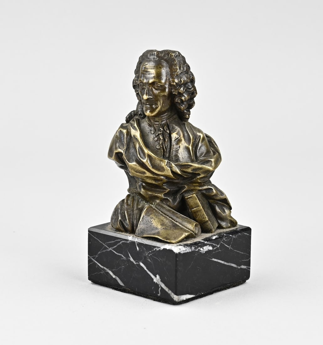 Voltaire, bronze bust: Antique bronze bust, Voltaire. The Philosopher. Circa 1920 - 1930. Dimensions: H 10 cm. In good condition.