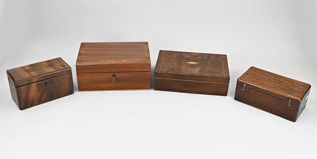 4x Small box/lidded box (mahogany): Four diverse antique mahogany lidded boxes/chests. 19th century. Dimensions: 18 x 30 cm. In good condition.