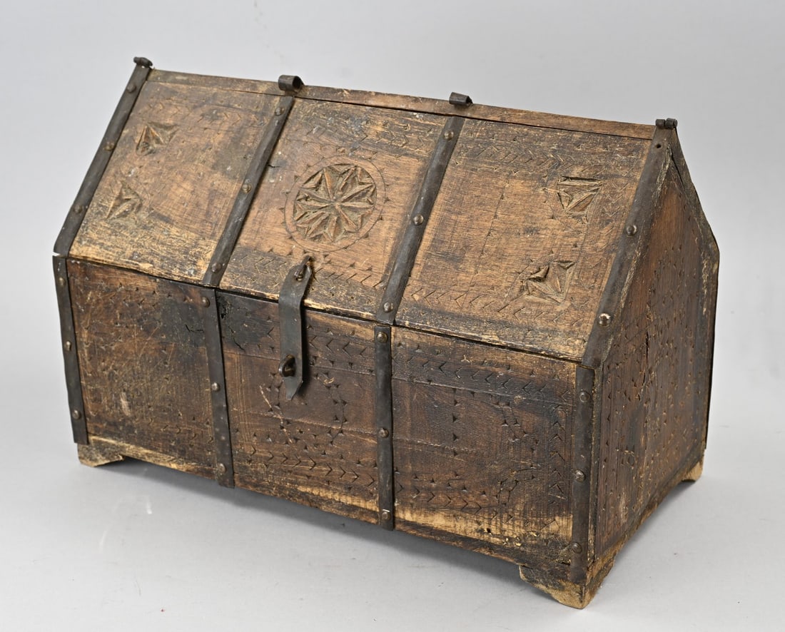 Oriental box: Old hardwood gable chest with iron fittings. Oriental. Dimensions: 31 x 43 x 22 cm. In good condition.