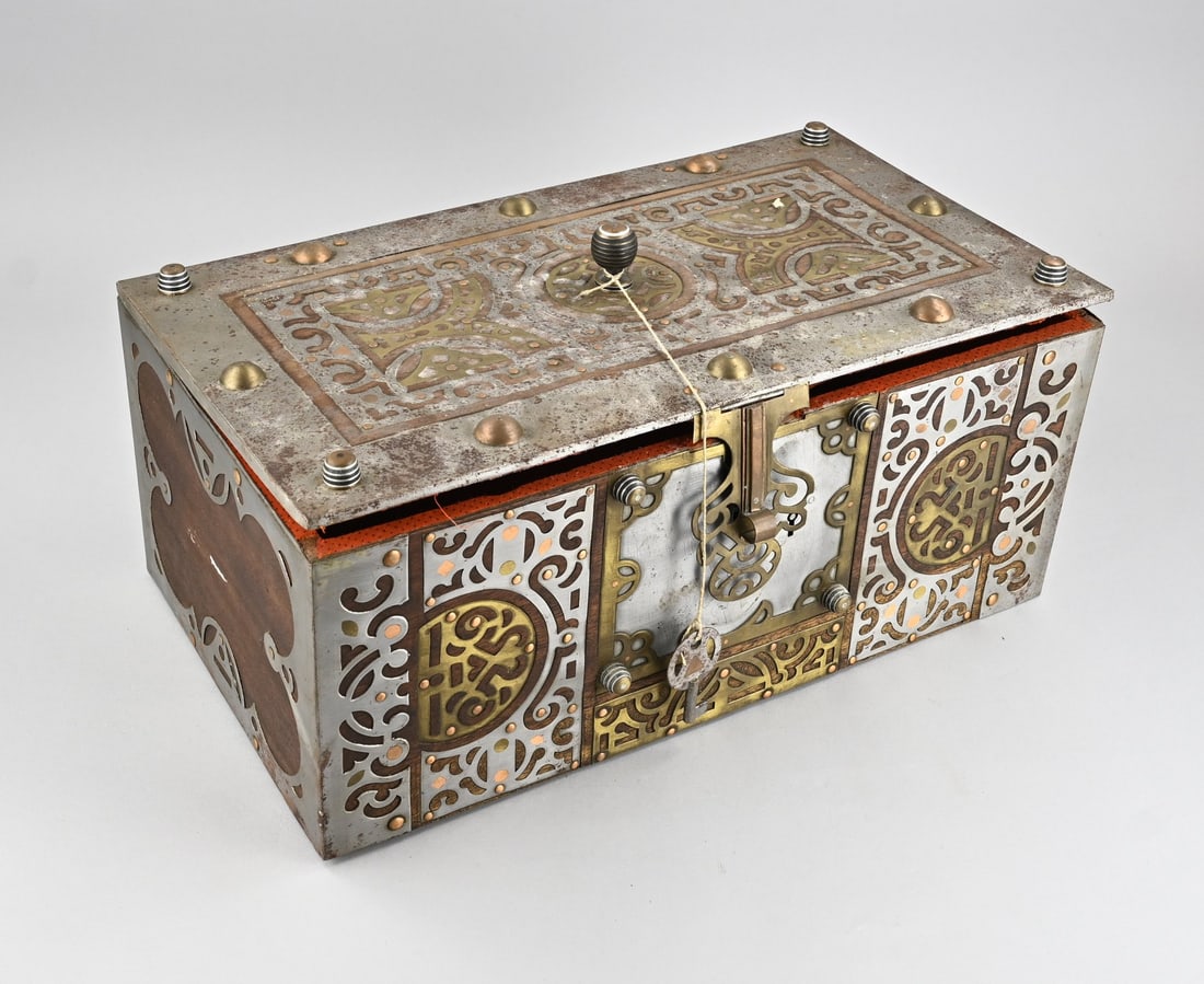 Small box (North Africa): Old/antique North African Tuareg wooden coffer chest with metal and brass fittings. First half of the 20th century. Dimensions: 26 x 50 x 30 cm. In good condition.