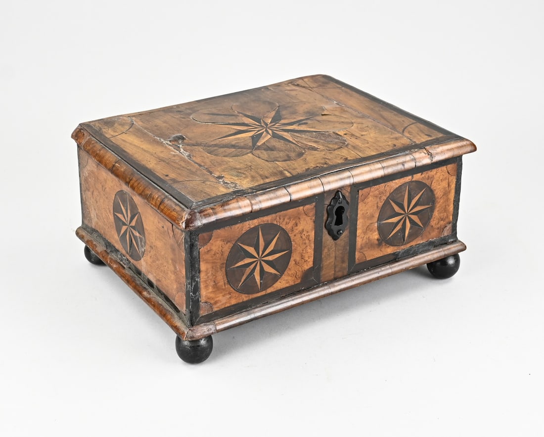 Document box (Germany): 18th-century German document chest veneered in walnut with star inlay. Lock and hinges replaced in the 19th century. Dimensions: 15 x 30 x 23 cm. In fair/good condition.