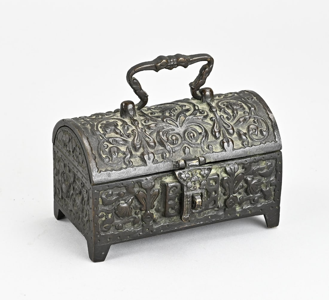 Bronze jewelry box, 1900: Antique bronze historicist jewelry box with floral decoration. Circa 1900. Dimensions: 12 x 11 x 6.5 cm. In good condition.