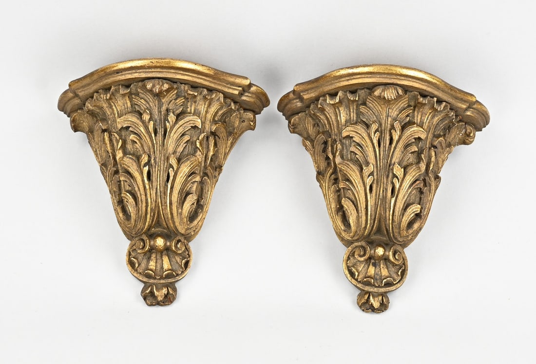 2x Wall console/pedestal, 1920: Two antique carved hardwood wall consoles with acanthus leaf decoration and gilding. Circa 1920. Dimensions: 17.5 x 17.5 x 10.5 cm. In good condition.