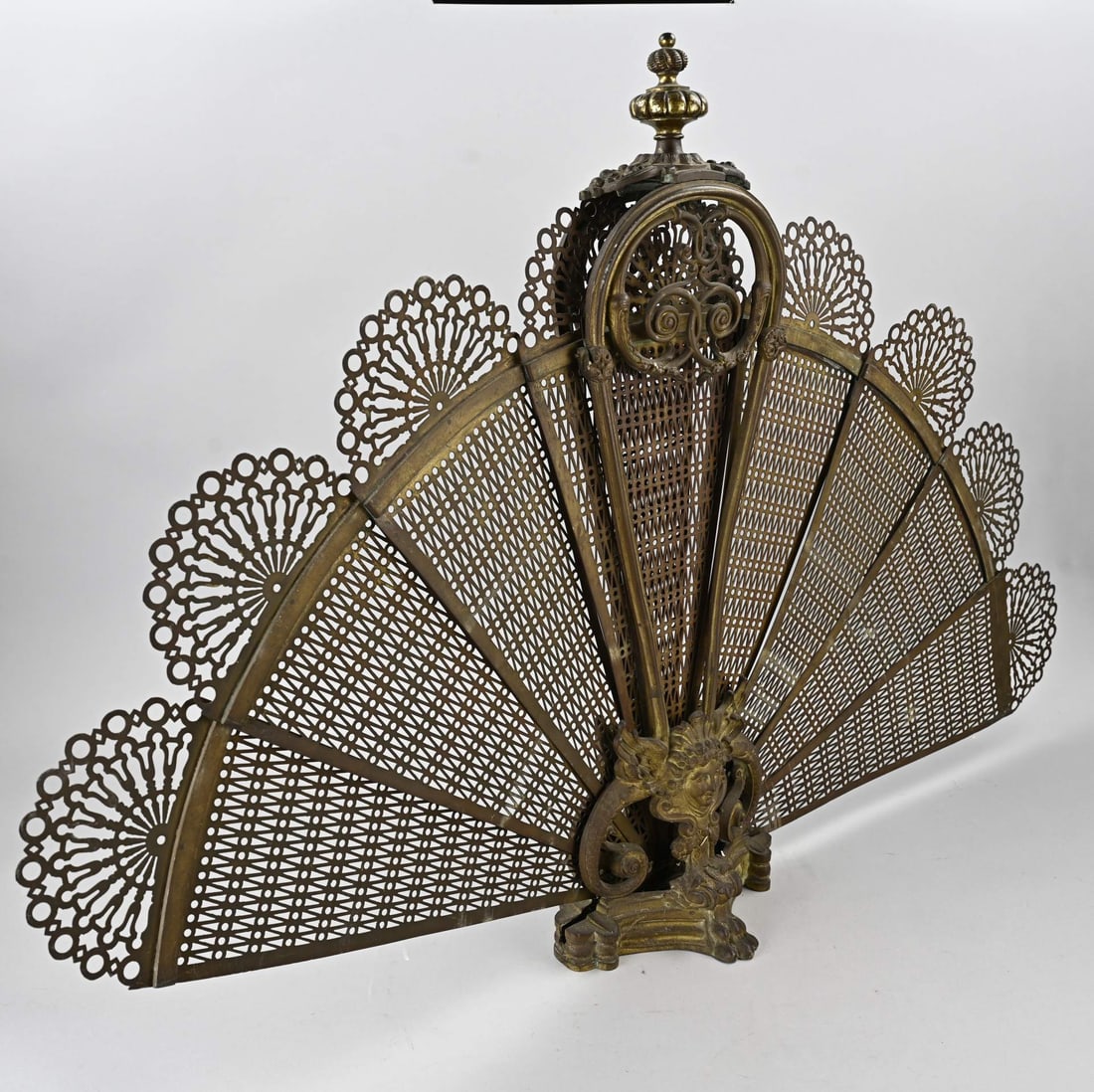 Fan-shaped fireplace screen (1 of 2)